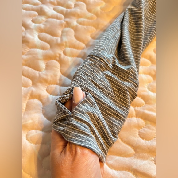 Gap Gray White Stripes Open Back Tie Long Sleeve Activewear Top - Picture 6 of 7